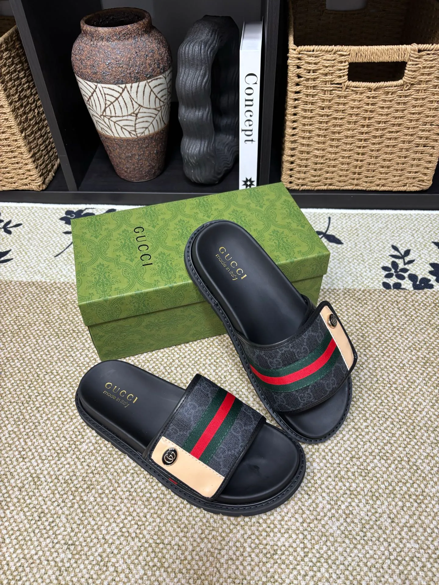 Factory 💰 300 yuan Gucci slippers] high-end men's shoes brand official website 1:1 latest masterpiece: original mold customization, the fabric is made of imported original materials, upgraded outsole, lighter and non-slip. The market's top quality, simple yet tasteful, a must-have for fashionistas, fashionable at your feet, full of confidence, the same style at the counter 👍The season of summer slippers is here. Code: 38-45 (45 customized)